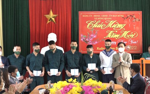 Đông Quang gặp mặt thanh niên lên đường nhập ngũ năm 2022.